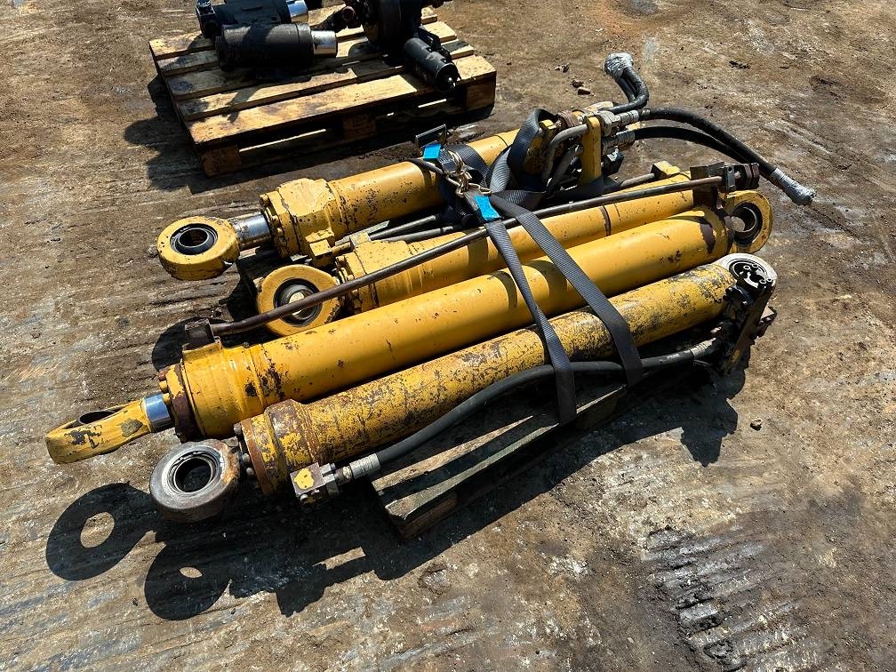 CAT 214 B FT cylinders 5065 214 B FT cylinders 1 Wheeled Excavators image 2