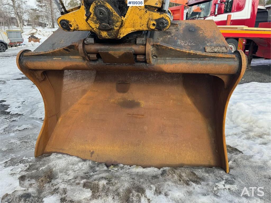 Hitachi ZX300LC-6 Tracked excavator w/ 2 buckets, tilt and 2016 19936 ZX300LC-6 Tracked excavator w/ 2 buckets, tilt and 2...