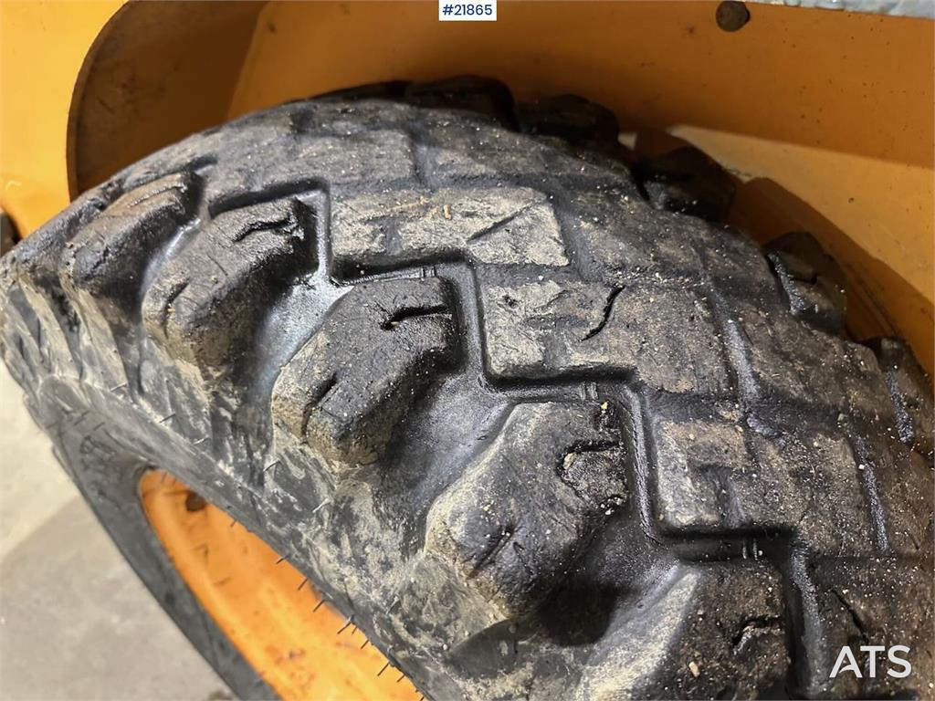 Mustang 220R compact loader w/leveling bucket and pallet f 2016 21865 220R compact loader w/leveling bucket and pallet f 2...