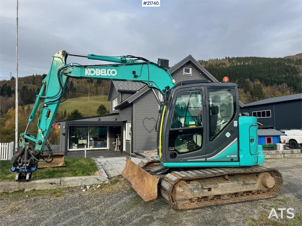 Kobelco SK75SR-3E w/ Rototilt, 2 buckets and grapple. 1850 2018 21740 SK75SR-3E w/ Rototilt, 2 buckets and grapple. 1850 2...