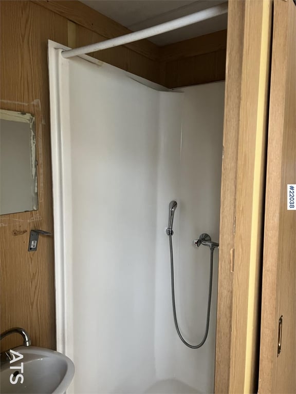 20 fot container m/ wc, dusj, vask, varmtvannsbere 2000 22038 20 fot container m/ wc, dusj, vask, varmtvannsbere 2000 1 im...