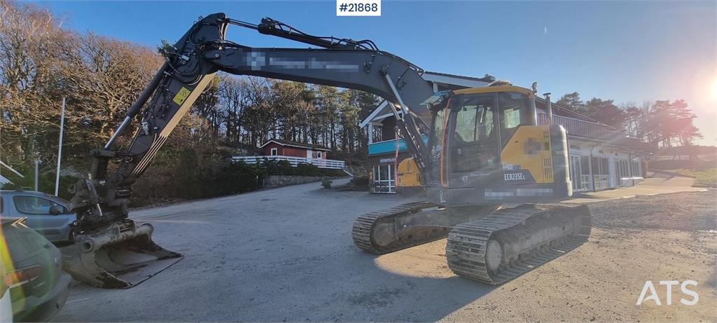 Volvo ECR235 EL excavator w/ digging bucket, sanding buc 2025 21868 ECR235 EL excavator w/ digging bucket, sanding buc 202...