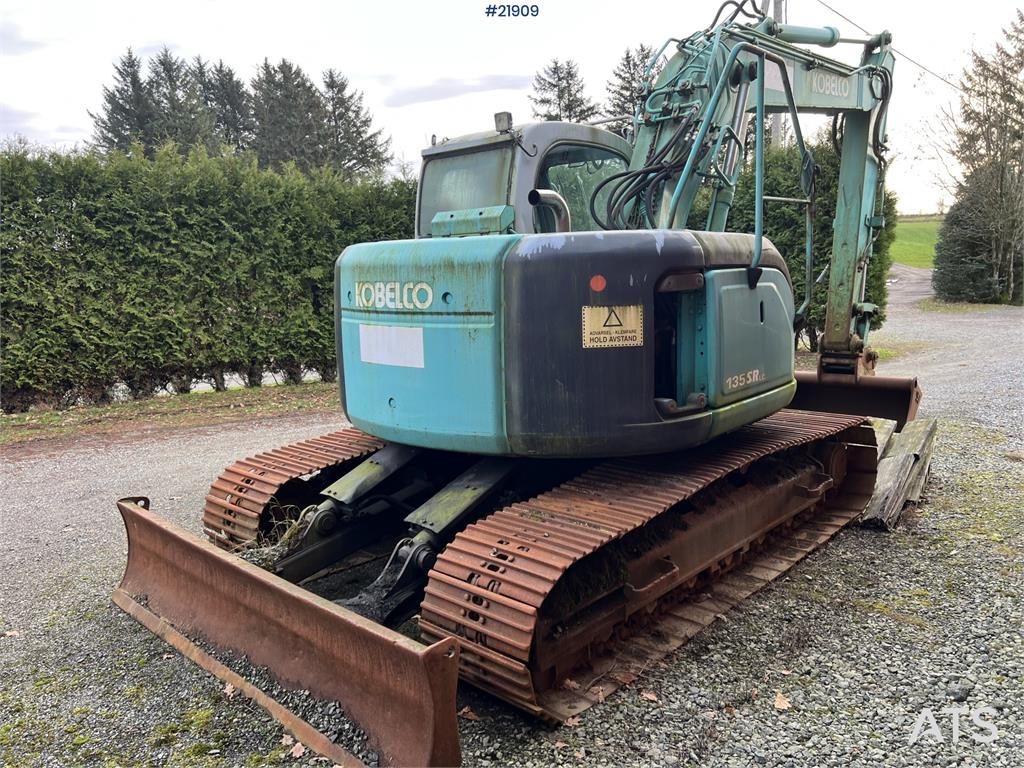 Kobelco sk135SRLC w/ sanding bucket and digging bucket 1999 21909 sk135SRLC w/ sanding bucket and digging bucket 1999 1 Cr...