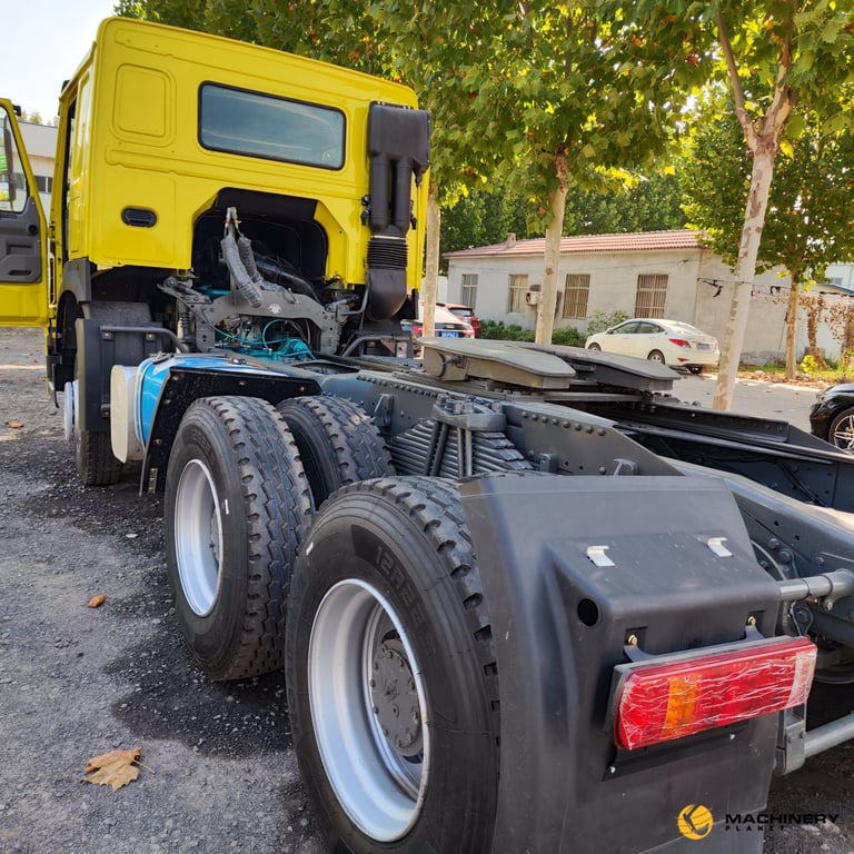 Chinese Brand HOWO Tractor Truck 6X4 2022 YEAR GOOD CONDITION HOWO 6X4 371HP Tractor Truck 2022 1 image 3