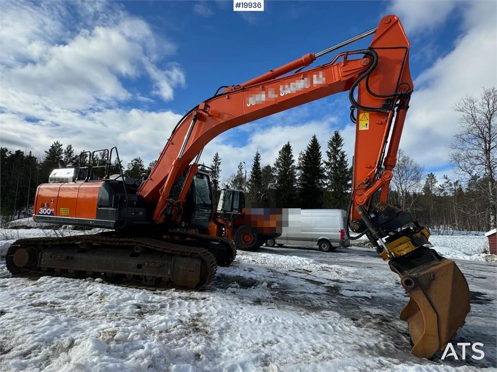 Hitachi ZX300LC-6 Tracked excavator w/ 2 buckets, tilt and 2016 19936 ZX300LC-6 Tracked excavator w/ 2 buckets, tilt and 2...