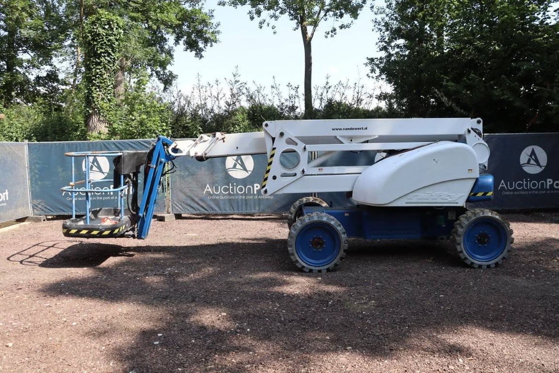 Articulating boom lift Niftylift HR21D 4x4 Diesel 20.8m 2010 2010 Niftylift HR21D 4x4 2010 1 image 2