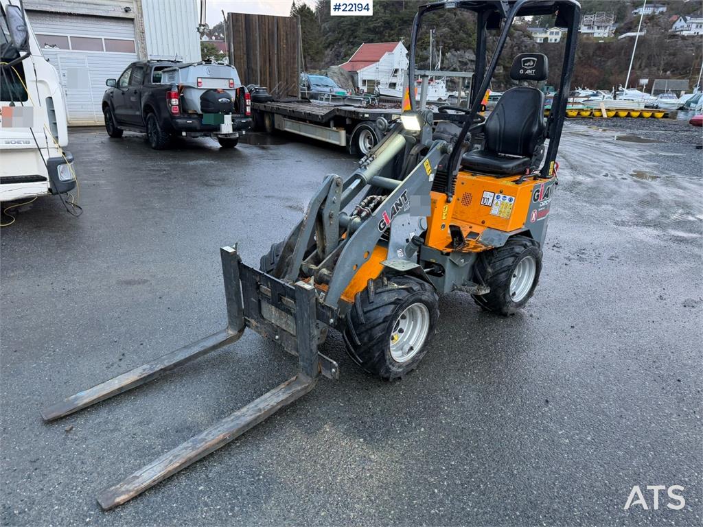 GiANT D204SW Wheel Loader with Bucket and Pallet Forks 2021 22194 Giant D204SW Wheel Loader with Bucket and Pallet Forks 2...