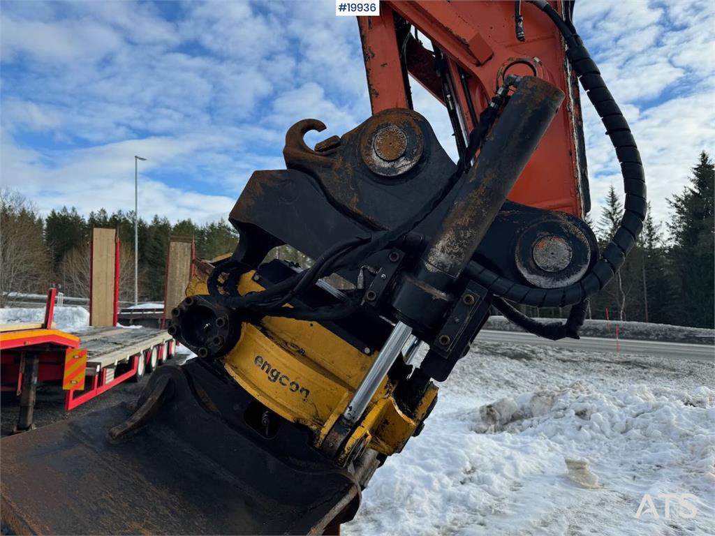 Hitachi ZX300LC-6 Tracked excavator w/ 2 buckets, tilt and 2016 19936 ZX300LC-6 Tracked excavator w/ 2 buckets, tilt and 2...