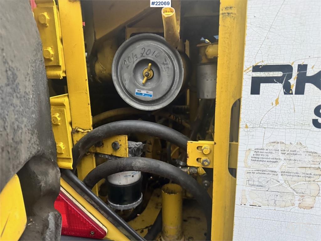 Kobelco SK60 crawler excavator with bucket 1991 22069 SK60 crawler excavator with bucket 1991 1 Crawler Excavators image 14