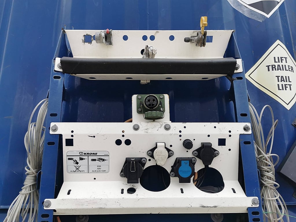 KRONE SDP 02 bär 2 tons taillift 2018 SDP 02 BÄR 2 TONS TAILLIFT 2018 1 image 11