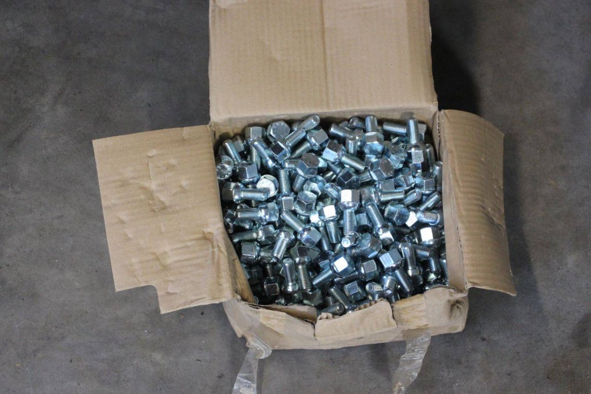 Lot of Wheel Axles Knott 32x with lot of hexagon bolts New Knott GmbH 0 image 10