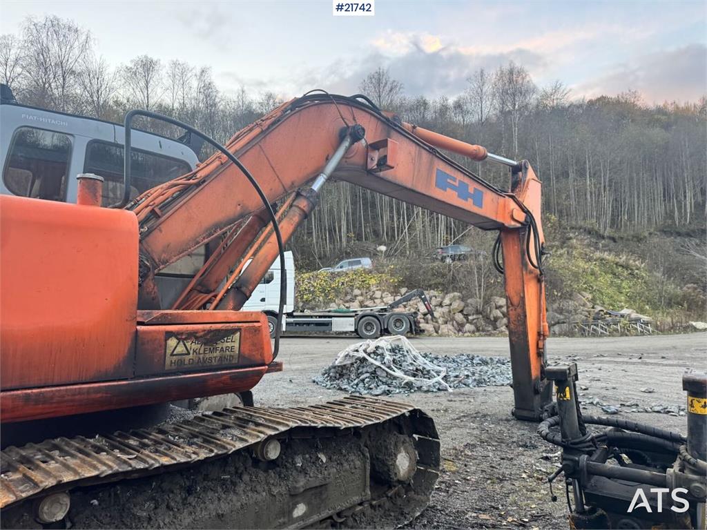 Hitachi EX165 Tracked Excavator with 2 Buckets 1998 21742 EX165 Tracked Excavator with 2 Buckets 1998 1 Crawler Excavators...