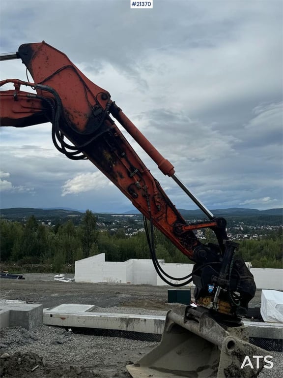 Hitachi ZX210LC-5B Tracked excavator w/ tilt, bucket and G 2013 21370 ZX210LC-5B Tracked excavator w/ tilt, bucket and G 2...