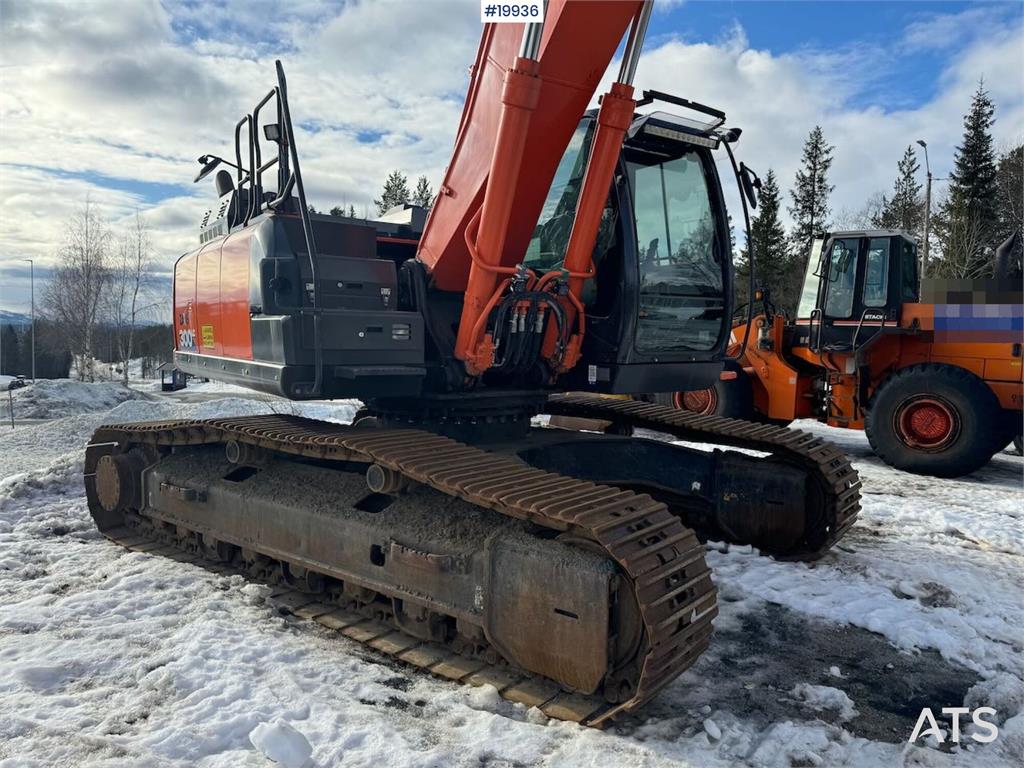Hitachi ZX300LC-6 Tracked excavator w/ 2 buckets, tilt and 2016 19936 ZX300LC-6 Tracked excavator w/ 2 buckets, tilt and 2...