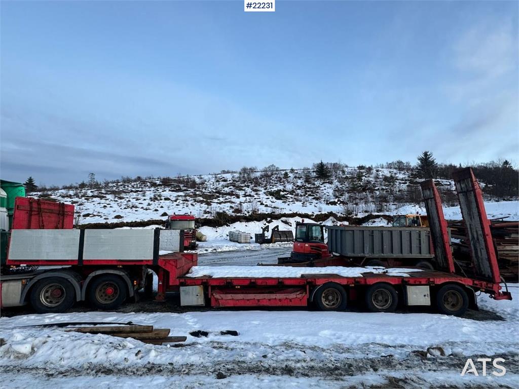 Istrail machine semi-trailer with hydraulic loading ramps 2007 22231 Istrail machine semi-trailer with hydraulic loading r...