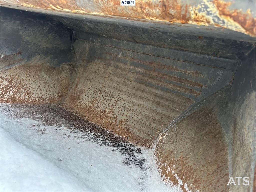 Volvo sanding bucket. Almost never used! 2023 21827 sanding bucket. Almost never used! 2023 1 image 4