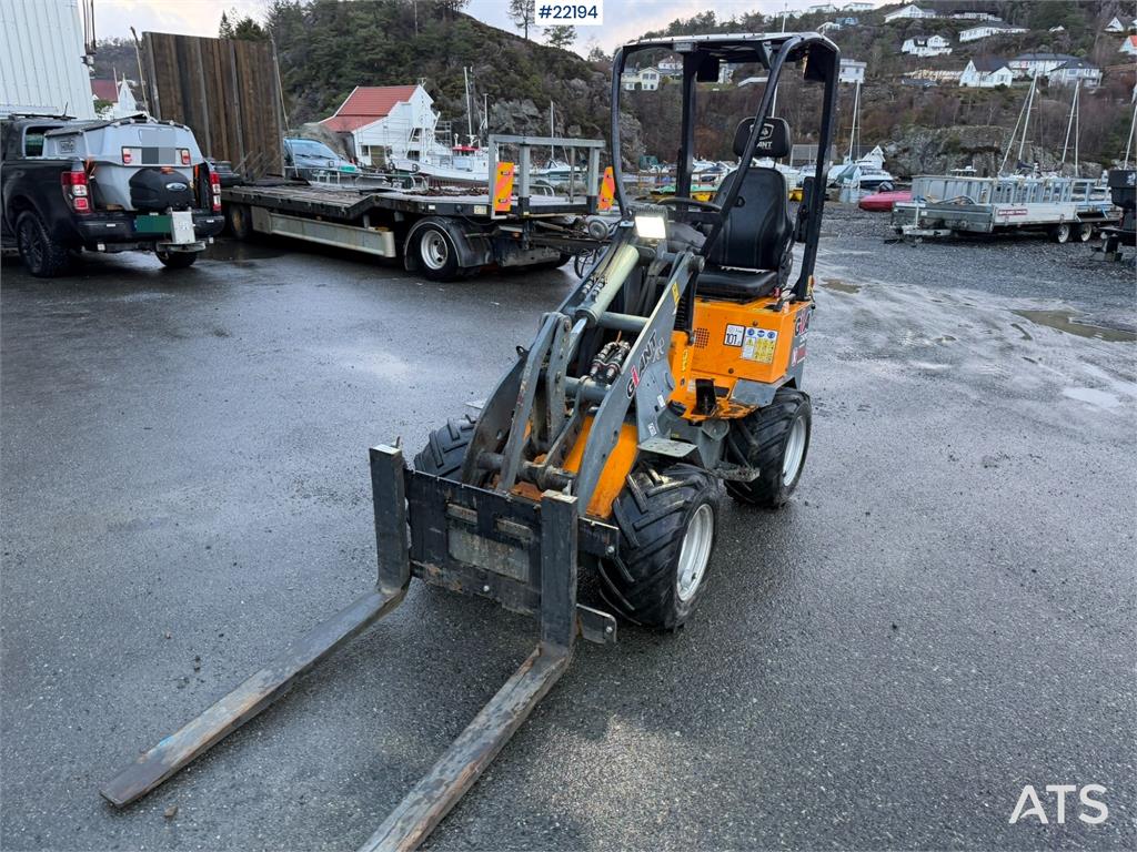 GiANT D204SW Wheel Loader with Bucket and Pallet Forks 2021 22194 Giant D204SW Wheel Loader with Bucket and Pallet Forks 2...