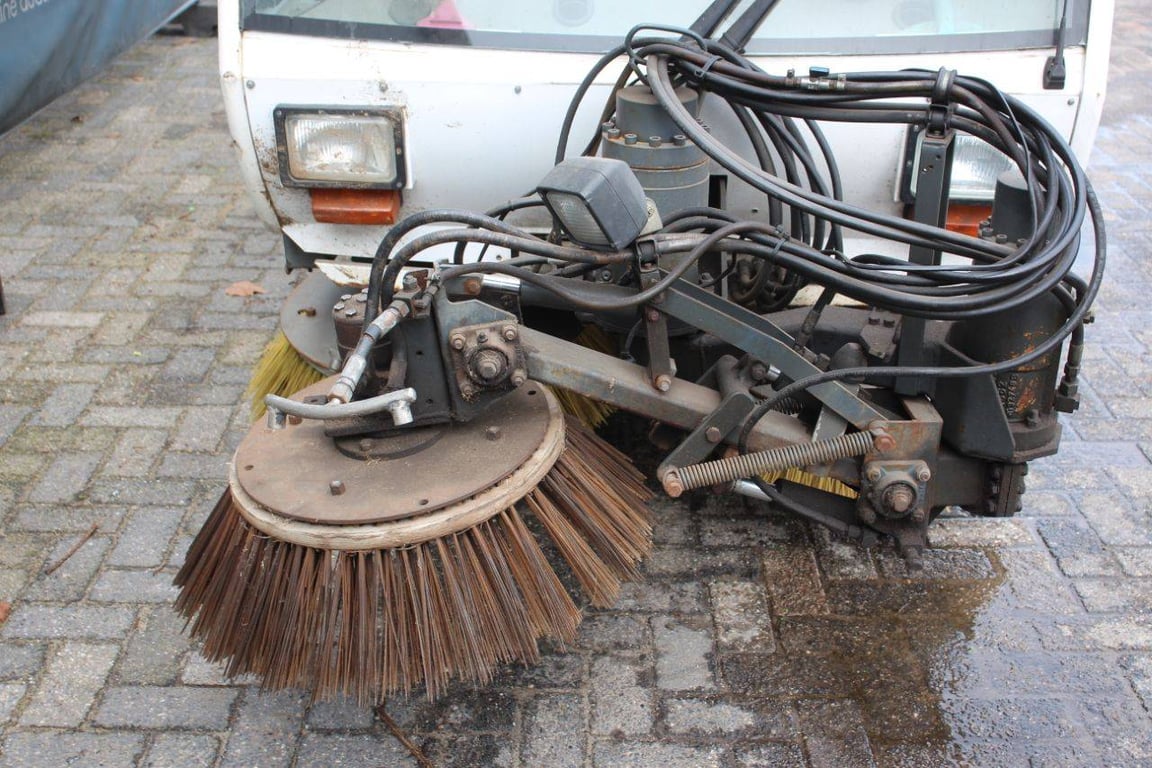 Tennant A60 Diesel Sweeper 2008 2008 A60 2008 1 image 11