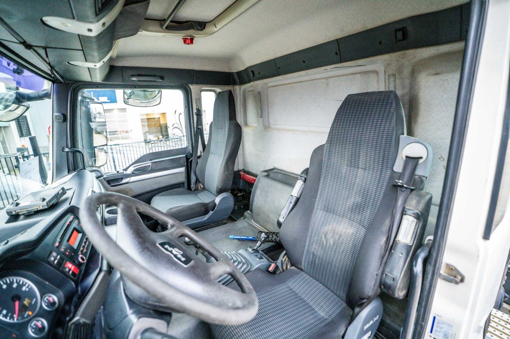 MAN TGS 33.440 BLS - MANUAL - BIG AXLES 2008 E64933 TGS 33.440 BLS - MANUAL - BIG AXLES 2008 1 image 10