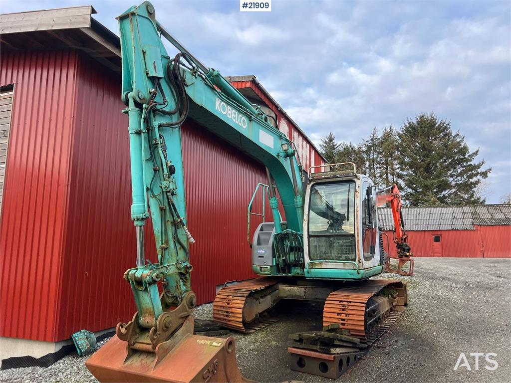 Kobelco sk135SRLC w/ sanding bucket and digging bucket 1999 21909 sk135SRLC w/ sanding bucket and digging bucket 1999 1 Cr...