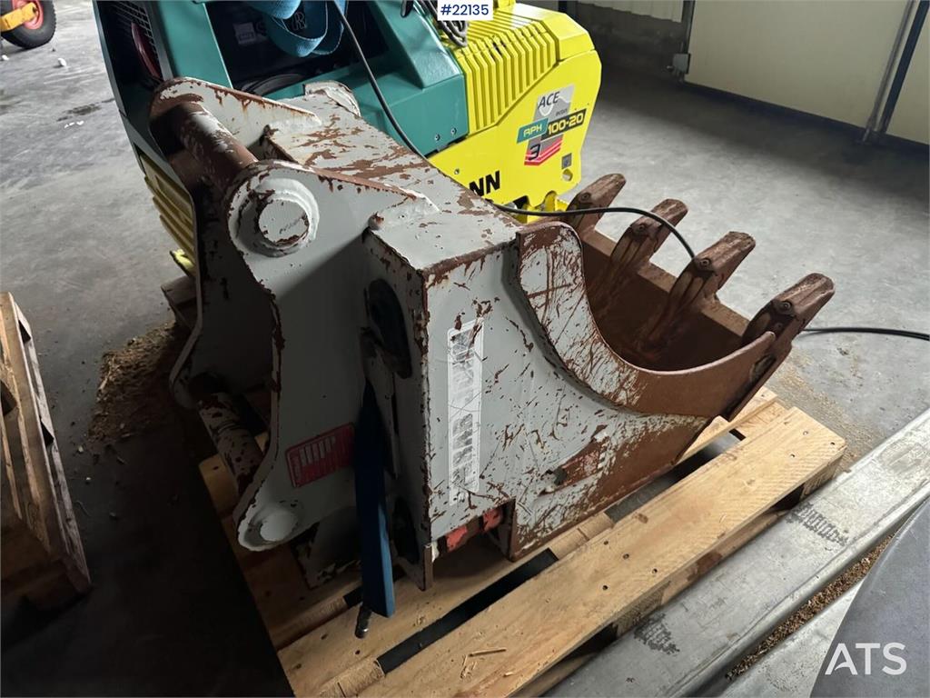 OilQuick Grab John 15 bucket 2008 22135 OilQuick Grab John 15 bucket 2008 1 image 3