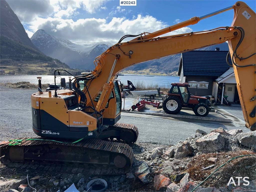 Hyundai Robex 235 LCR-9 w/ Excavator bucket and gps 2012 20243 Robex 235 LCR-9 w/ Excavator bucket and gps 2012 1 Crawler ...