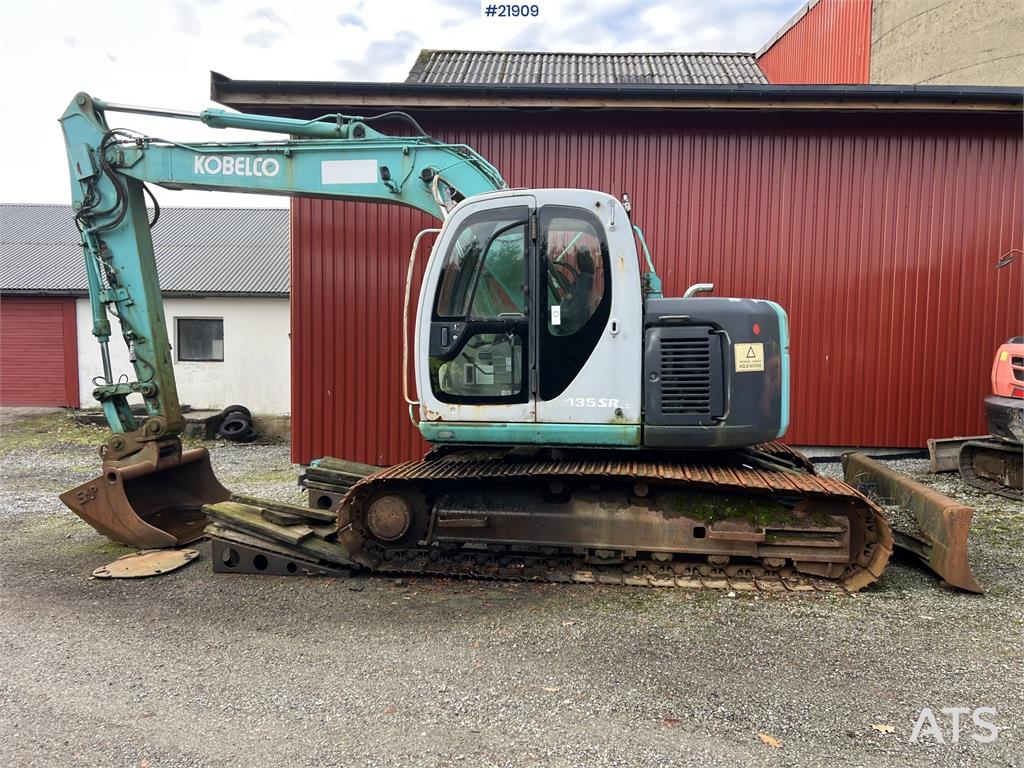 Kobelco sk135SRLC w/ sanding bucket and digging bucket 1999 21909 sk135SRLC w/ sanding bucket and digging bucket 1999 1 Cr...