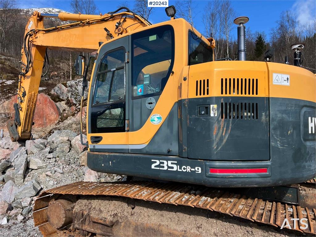 Hyundai Robex 235 LCR-9 w/ Excavator bucket and gps 2012 20243 Robex 235 LCR-9 w/ Excavator bucket and gps 2012 1 Crawler ...
