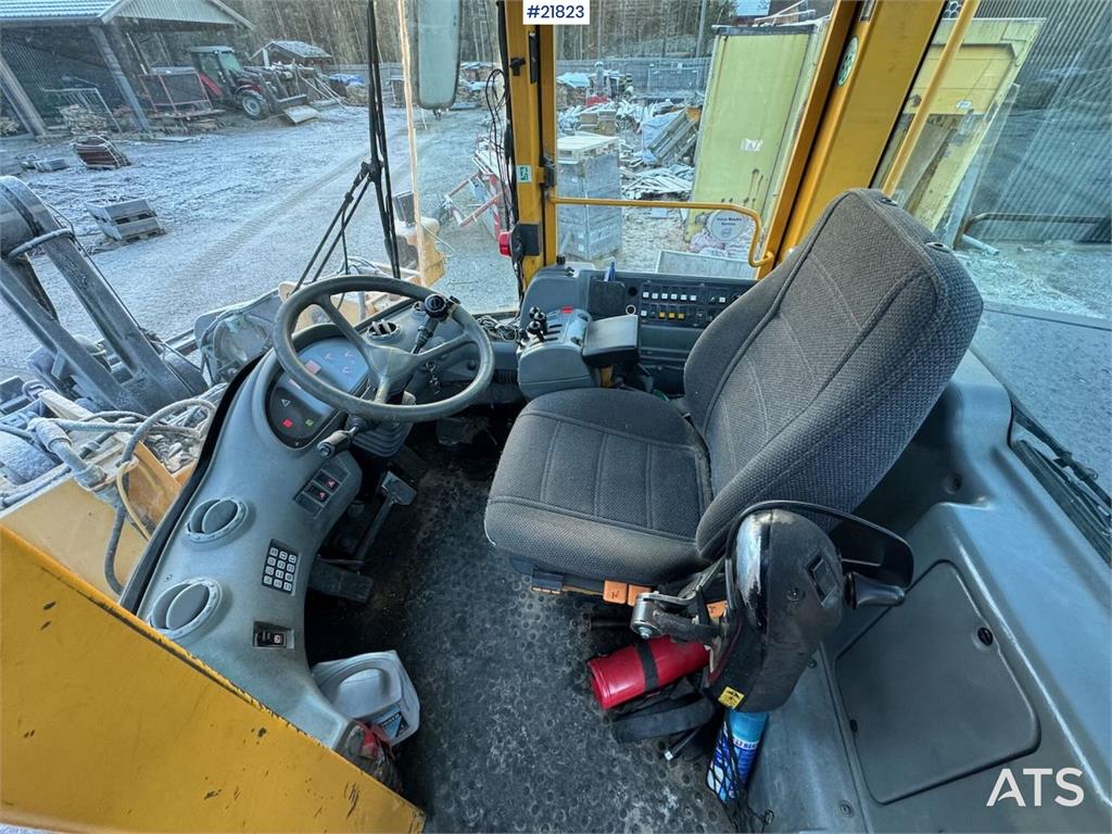 Volvo L110E Wheel Loader with Bucket WATCH VIDEO 2006 21823 L110E Wheel Loader with Bucket WATCH VIDEO 2006 1 Wheel Loader...