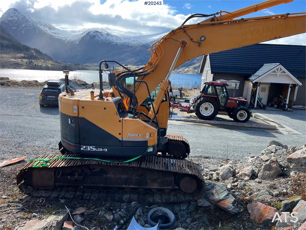 Hyundai Robex 235 LCR-9 w/ Excavator bucket and gps 2012 20243 Robex 235 LCR-9 w/ Excavator bucket and gps 2012 1 Crawler ...