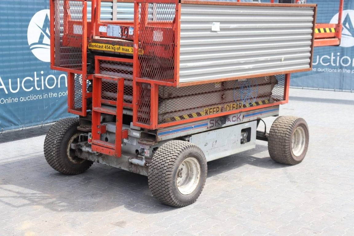 Scissor Lift Skyjack SJ III - 6832 Electric 1998 1998 SJ III - 6832 1998 1 Scissor Lifts image 9