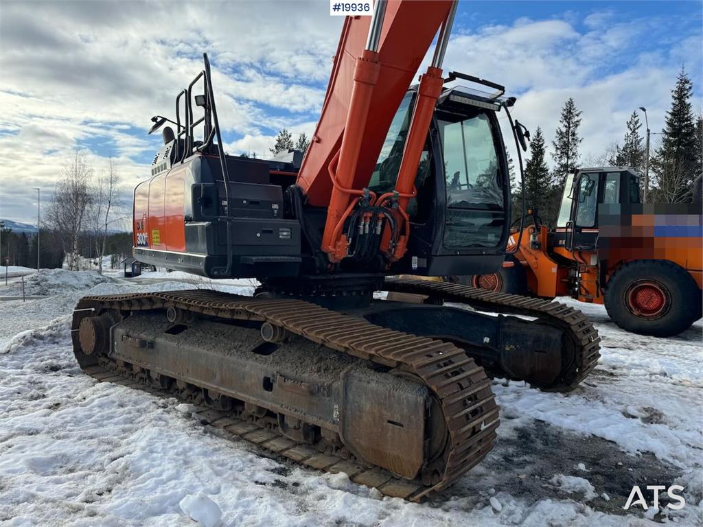 Hitachi ZX300LC-6 Tracked excavator w/ 2 buckets, tilt and 2016 19936 ZX300LC-6 Tracked excavator w/ 2 buckets, tilt and 2...