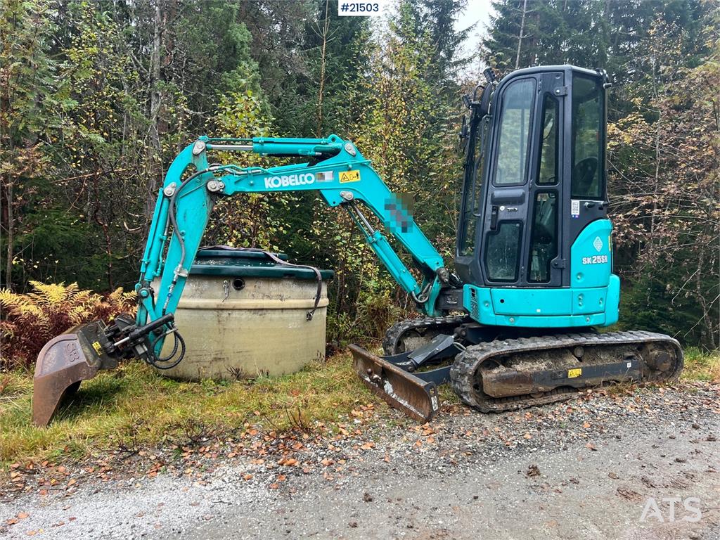 Kobelco Sk25SR-6E Excavator w/ sanding bucket, digging buc 2021 21503 Sk25SR-6E Excavator w/ sanding bucket, digging buc 2...