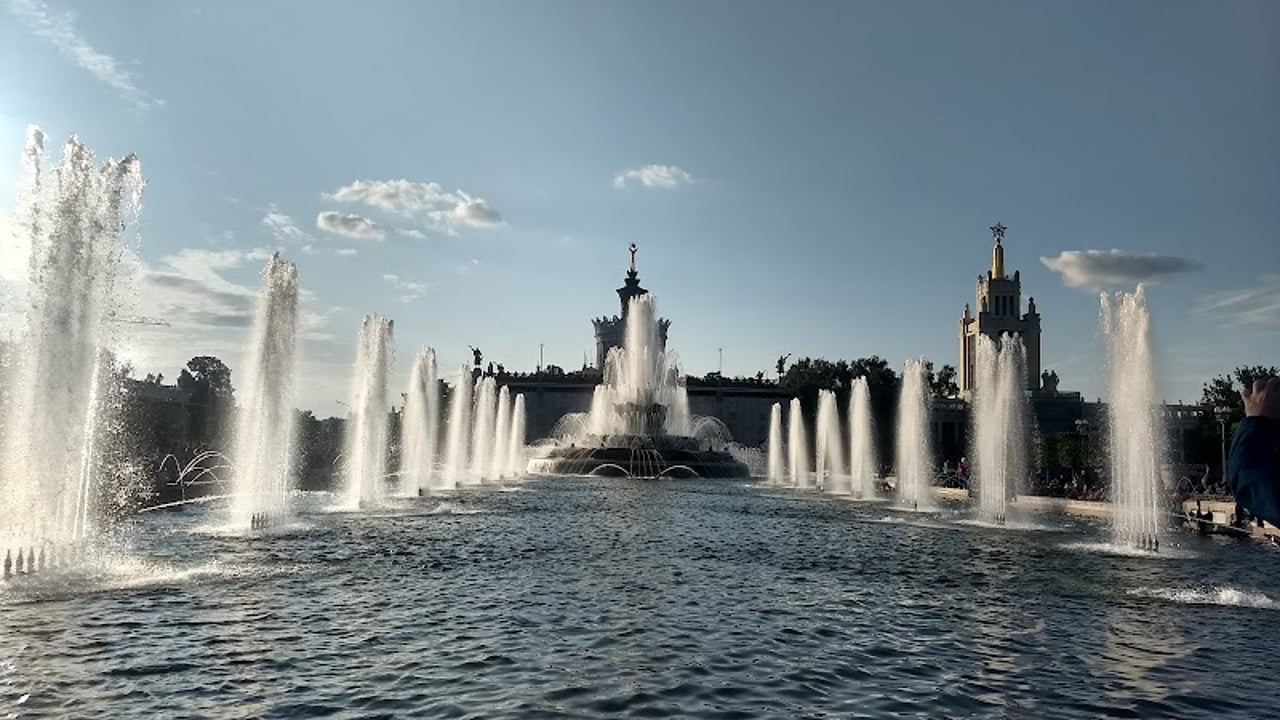 Фонтан у гостиницы Москва