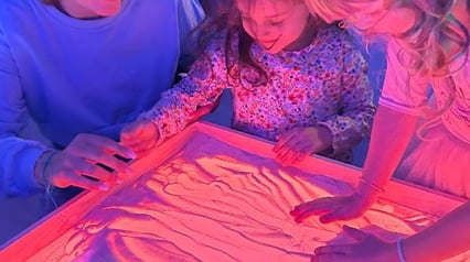 Wir malen mit der ganzen Familie im Sandstudio