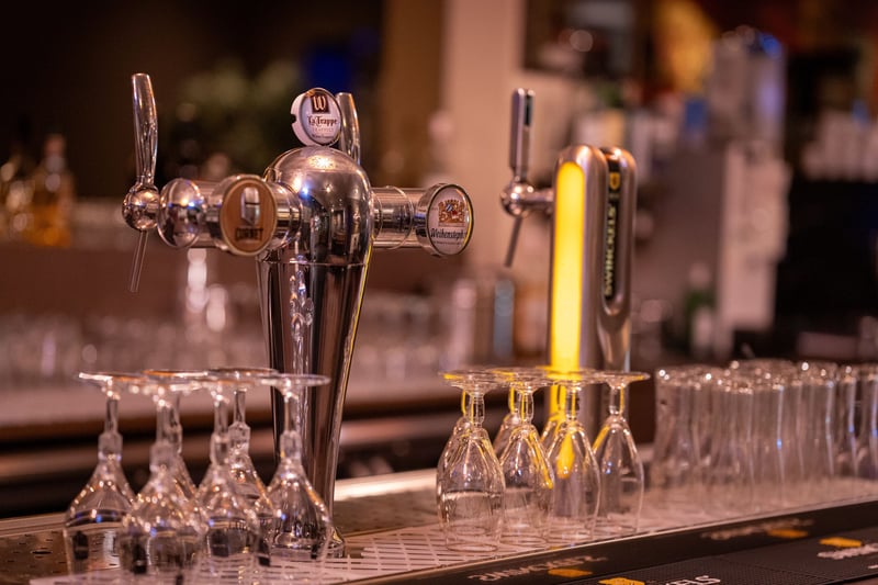 De bar met tapkranen