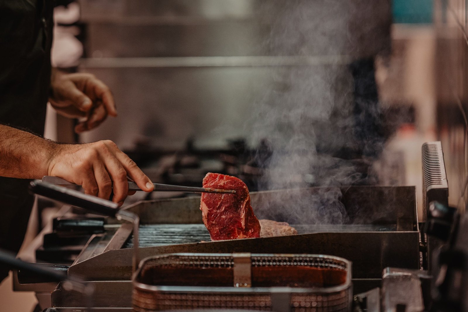 Steak op de grill in de open keuken van De Vlasfabriek