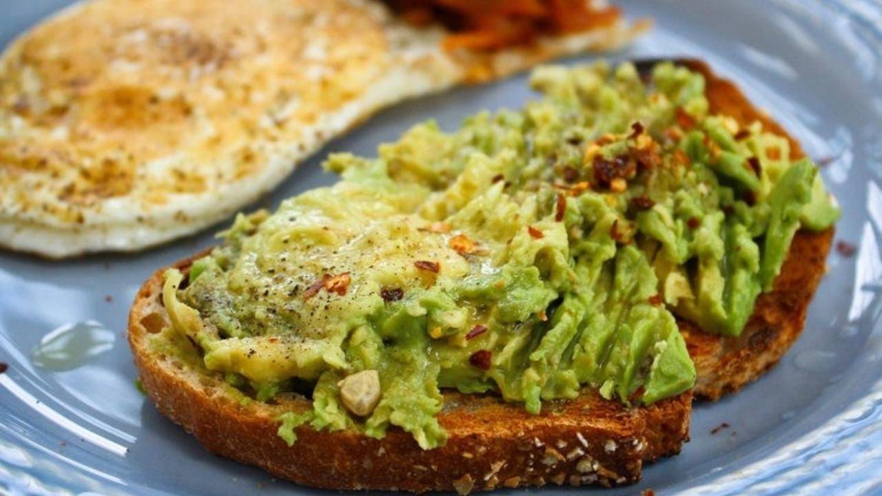 Вкуснейший тост с авокадо и яйцами