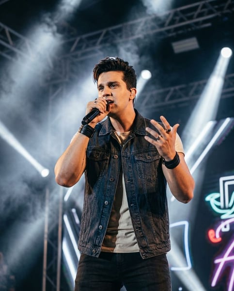 Prompt Editável para Artista Cantor em cima do palco de show ensaio artista