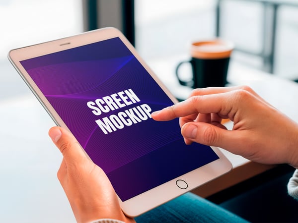 MOCKUP DE TABLET EM MÃOS LIFESTYLE TECNOLOGIA INTERNET TRABALHO PSD