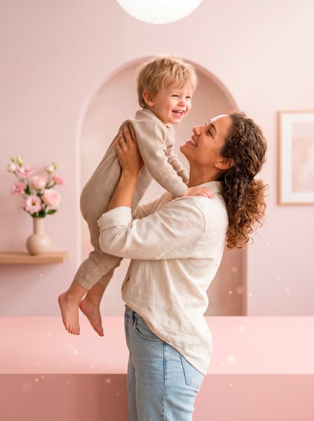 IMAGEM PARA COMPOSIÇÃO MÃE LEVANTANDO O FILHO NOS BRAÇOS FELIZES BACKGROUND ROSA TOM PASTEL DIA DAS MÃES