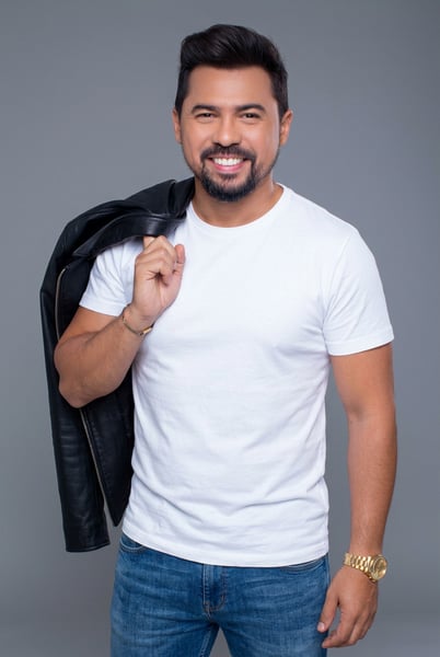 Prompt Editável para Artista Cantor em estúdio fotográfico ensaio artista