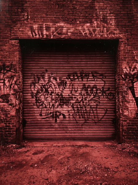 SOMBRAS DO GUETO PORTÃO DE GARAGEM COM GRAFITES EM TONS DE RUBRO