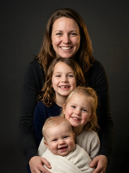 Mãe junto com as suas filhas 4