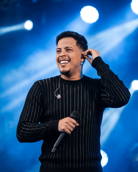 Prompt Editável para Artista Cantor em cima do palco de show ensaio artista