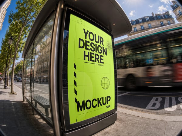 POSTER DE ABRIGO DE ÔNIBUS MOCKUP NA RUA ÔNIBUS EM MOVIMENTO