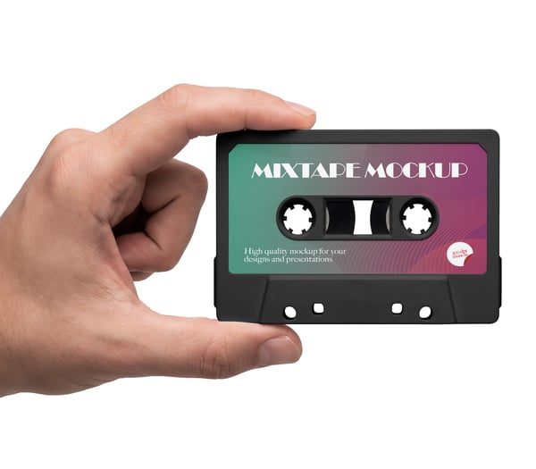 MÃOS SEGURANDO UMA FITA CASSETE PSD EDITÁVEL MOCKUP