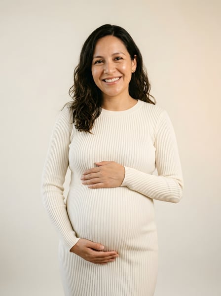 MULHER GRÁVIDA SEGURANDO O BARRIGA 22