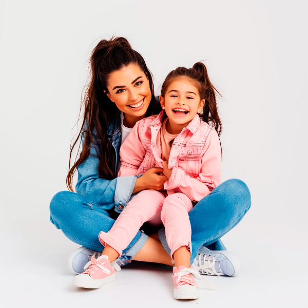 UMA MÃE COM A SUA FILHA NO COLO ABRAÇADAS E FELIZES