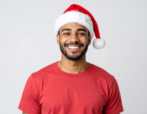 IMAGEM PARA COMPOSIÇÃO HOMEM COM GORRO DE NATAL FELIZ